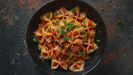 Deliciosa-Pasta-Farfalle-Con-Salsa-De-Tomate-Y-Hierbas