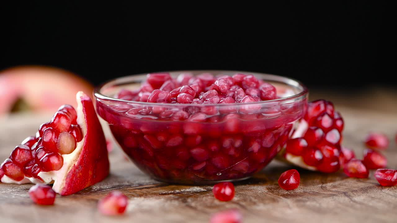 porción de semillas de granada conservadas en una placa giratoria (con un bucle sin costuras)