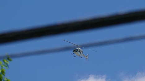 helicóptero sobre los activistas que marchan por las calles de la ciudad de quebec, que protestan contra la cumbre del g7 celebrada en quebec, canadá