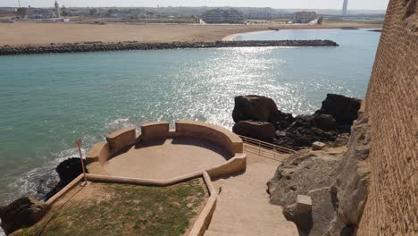 Vista-Desde-Las-Murallas-De-La-Kasbah-De-Los-Udayas-Hasta-El-Río-Bou-Regreg-En-Rabat,-Marruecos