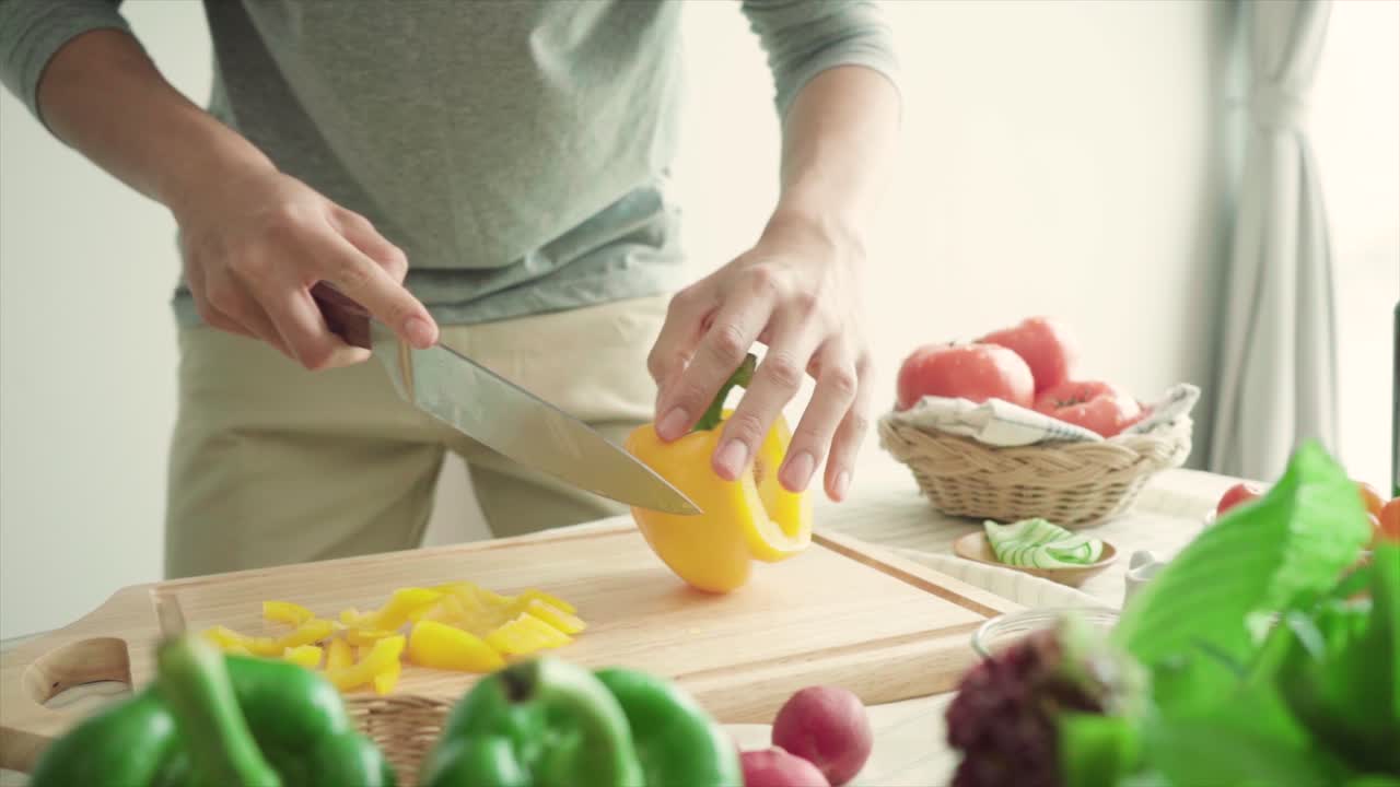 slice Bell pepper dolly shot cooking process