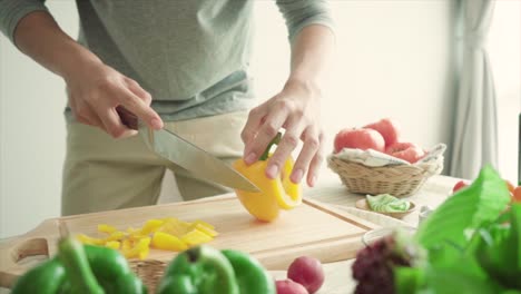 slice bell pepper dolly shot cooking process