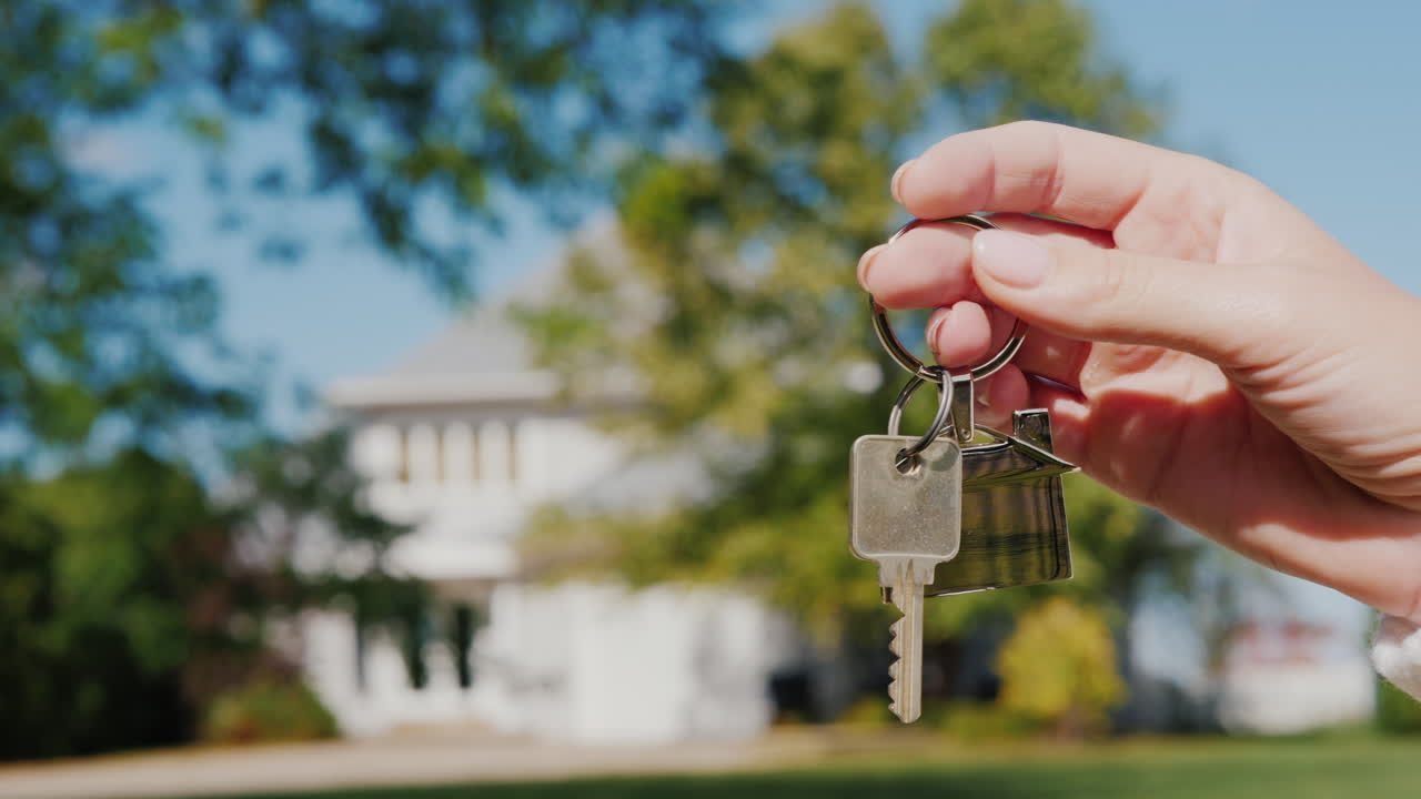 llave con llavero en forma de casa
