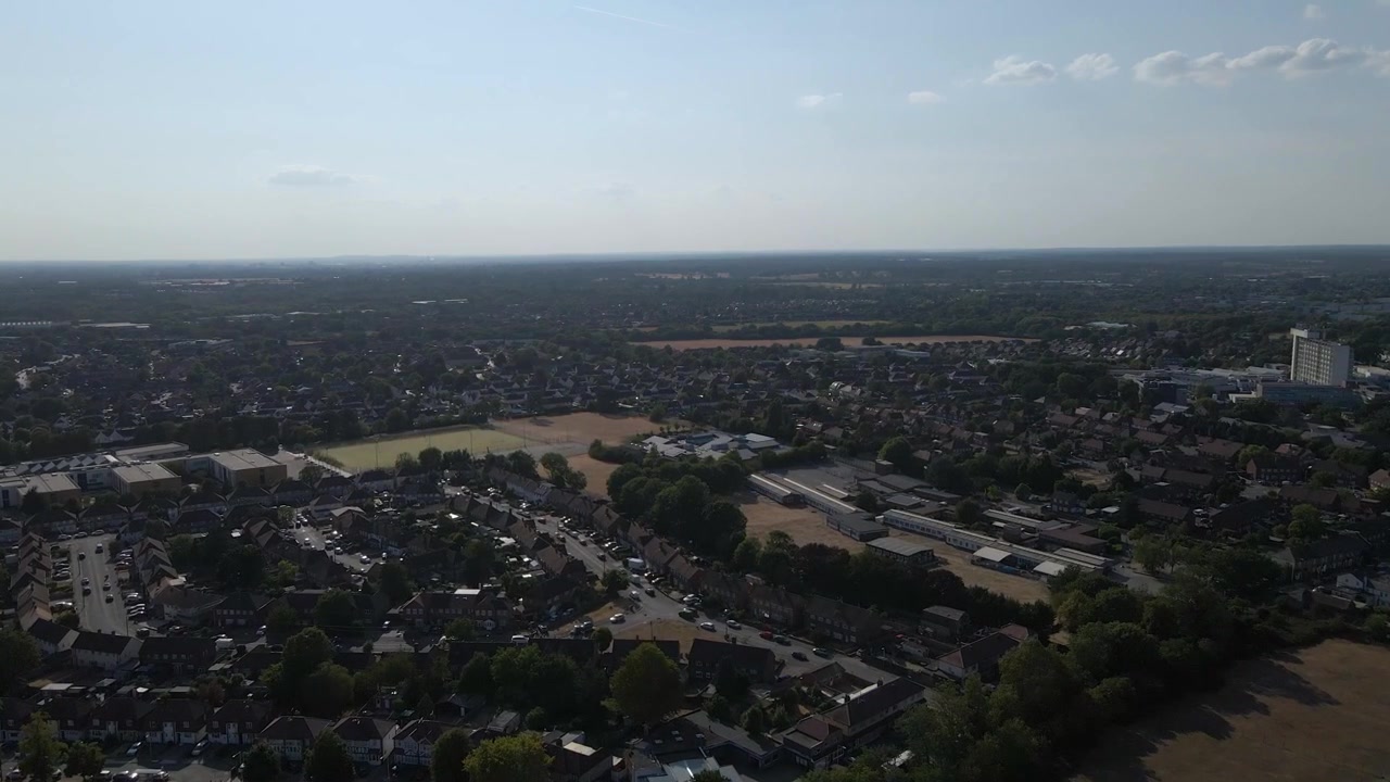 Drohnenüberflug über Uxbridge mit Wohnvierteln und Stadtentwicklung. Die Luftperspektive zeigt die Struktur und Dichte der Bebauung in West-London