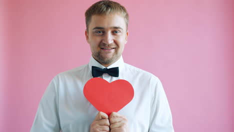 hombre con un corazón rojo