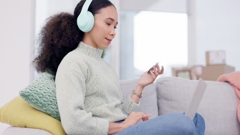 Woman,-headphones-and-credit-card-on-laptop