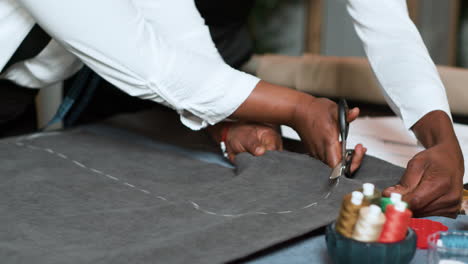 People-working-at-the-tailor-shop