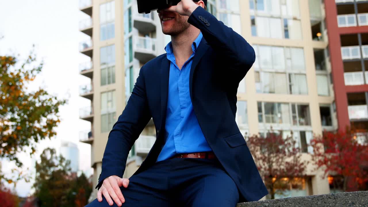 hombre de negocios usando auriculares de realidad virtual