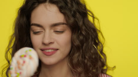 una mujer joven comiendo dulces.