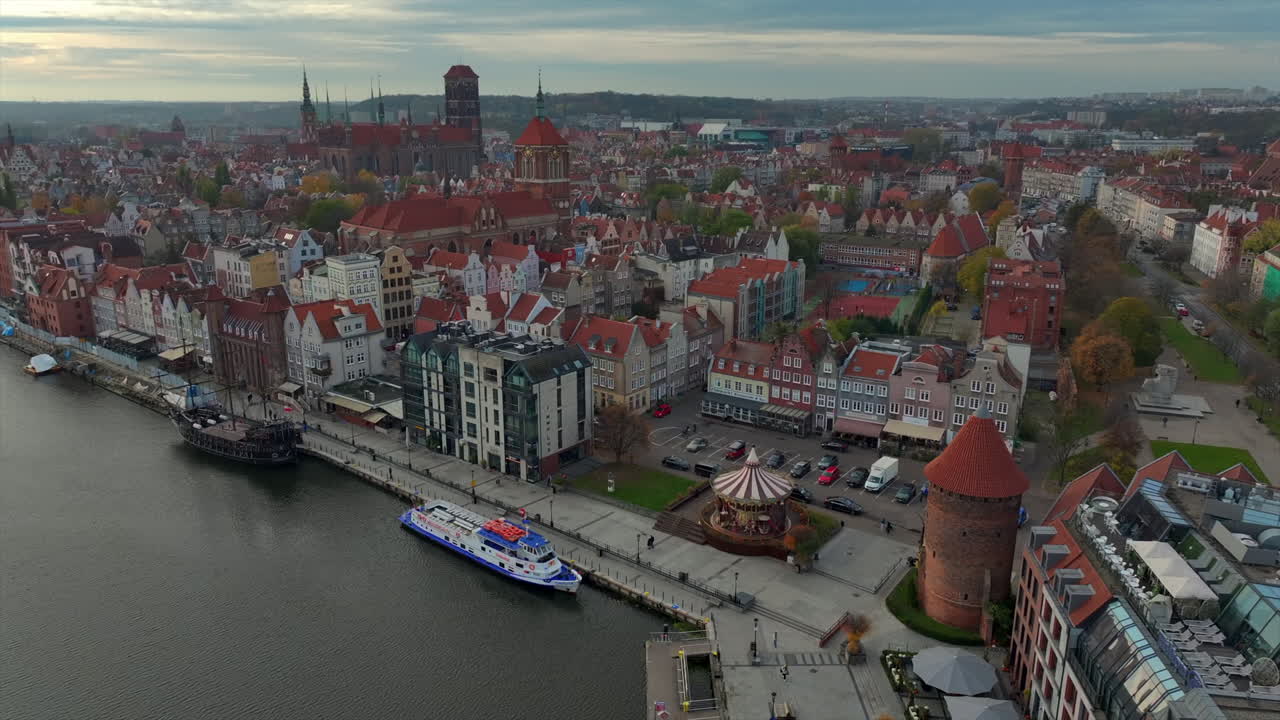 fotografía de avión no tripulado de la ciudad vieja de gdansk con el río motlawa