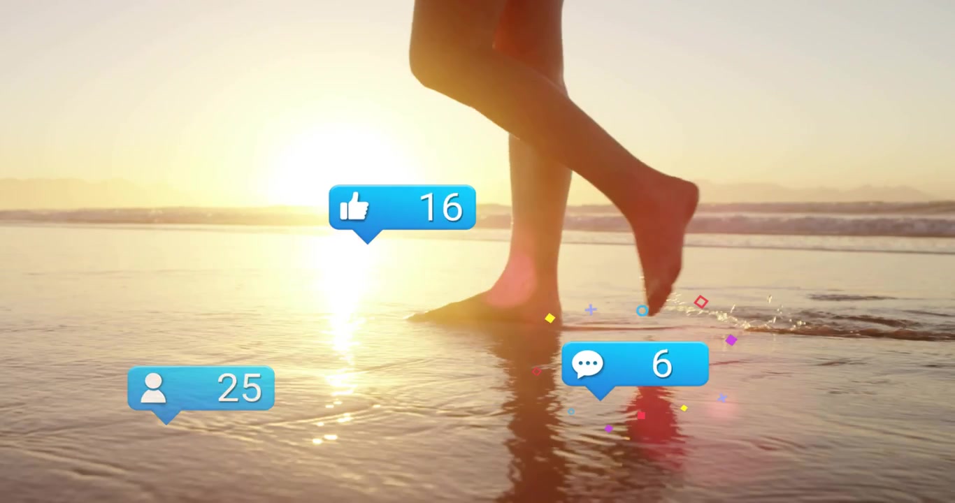 Un piede che tocca l'acqua, facendo emergere icone animate di social media lungo una spiaggia bagnata al tramonto