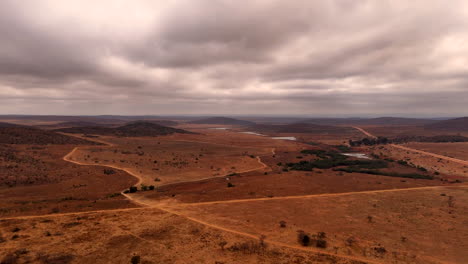 desde el aire: paisaje agrícola nublado, presas lejanas, terreno montañoso y belleza rural expansiva