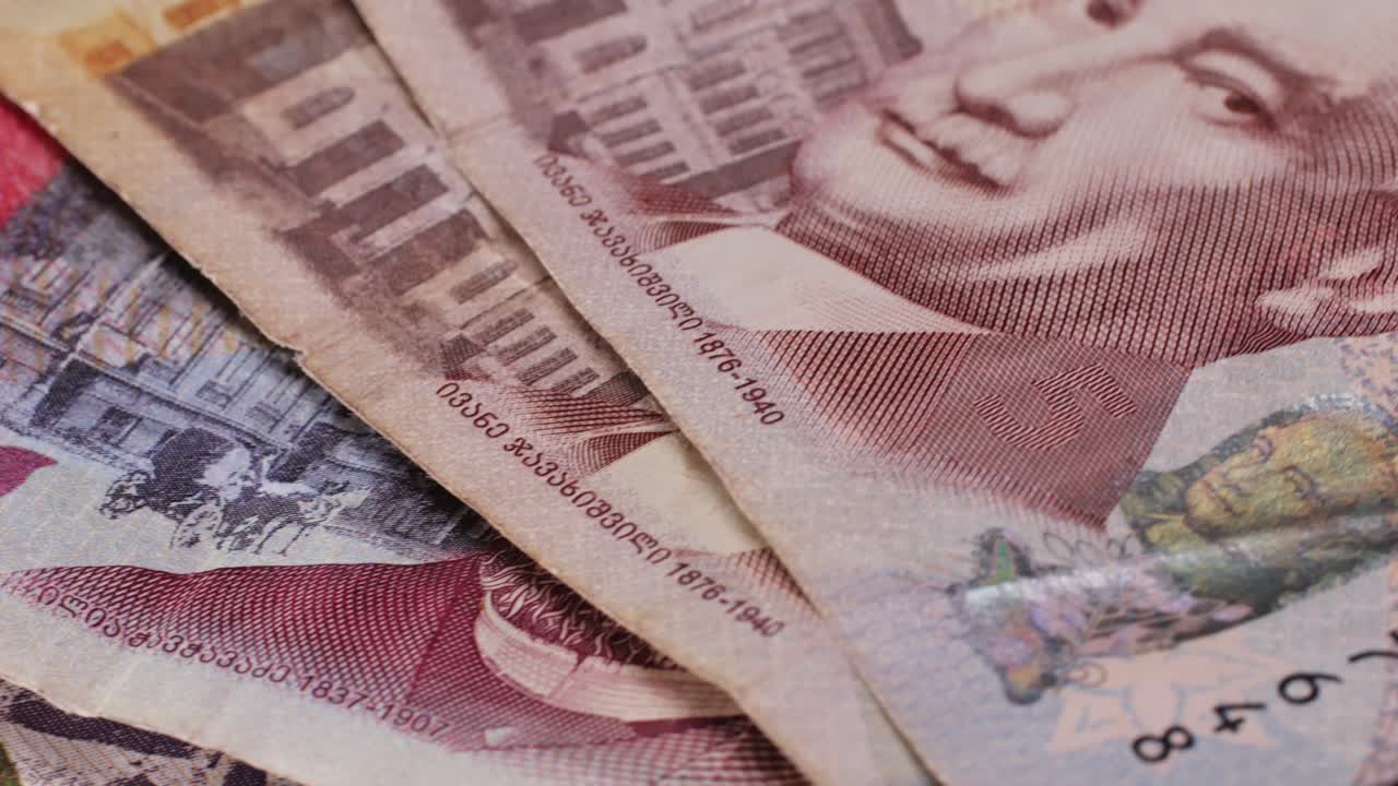 Primo piano di banconote da cinque lari georgiani. Valuta universale GEL, Banca Centrale. Macro di banconote da 5 lari. Concetto di economia, finanza e banca