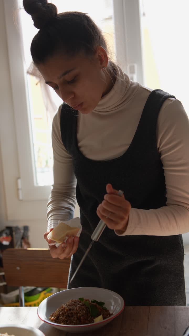mujer preparando un plato de trigo sarraceno con queso