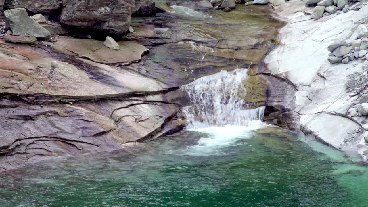 el agua corre a lo largo de un lecho natural del río en el parque natural del valle de antrona en la provincia de verbano-cusio-ossola en piamonte, italia