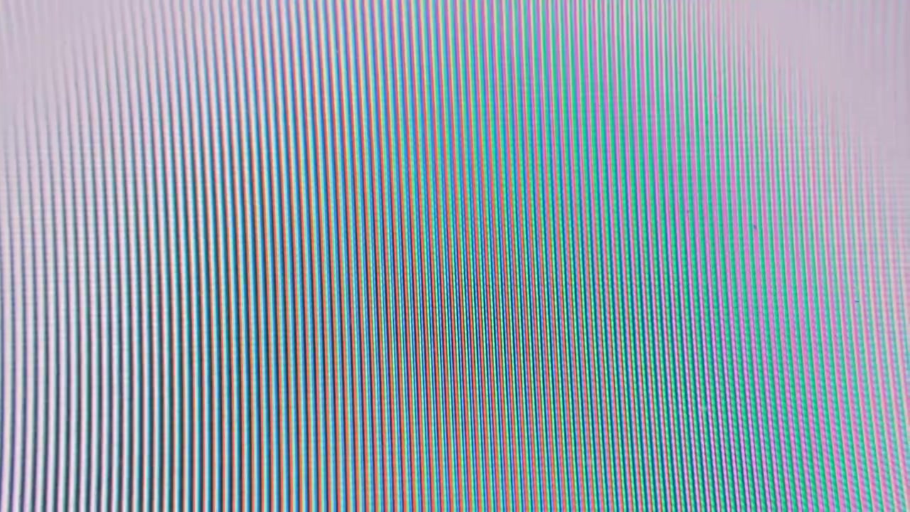 Schermo TV vintage rotto, sfarfallante come uno stroboscopio, con un bagliore grigio caldo e morbido sullo schermo CRT, primo piano di texture analogica ampia, e una sottile sovrapposizione di distorsione del segnale.