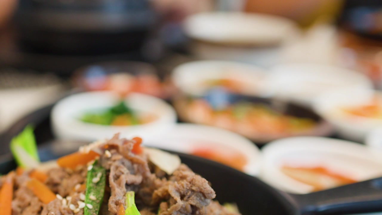 Apetitoso Bulgogi de Carne Coreano com Vegetais e Sementes de Gergelim
