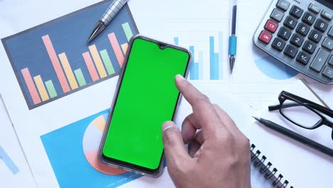análisis de negocios con teléfonos inteligentes y documentos