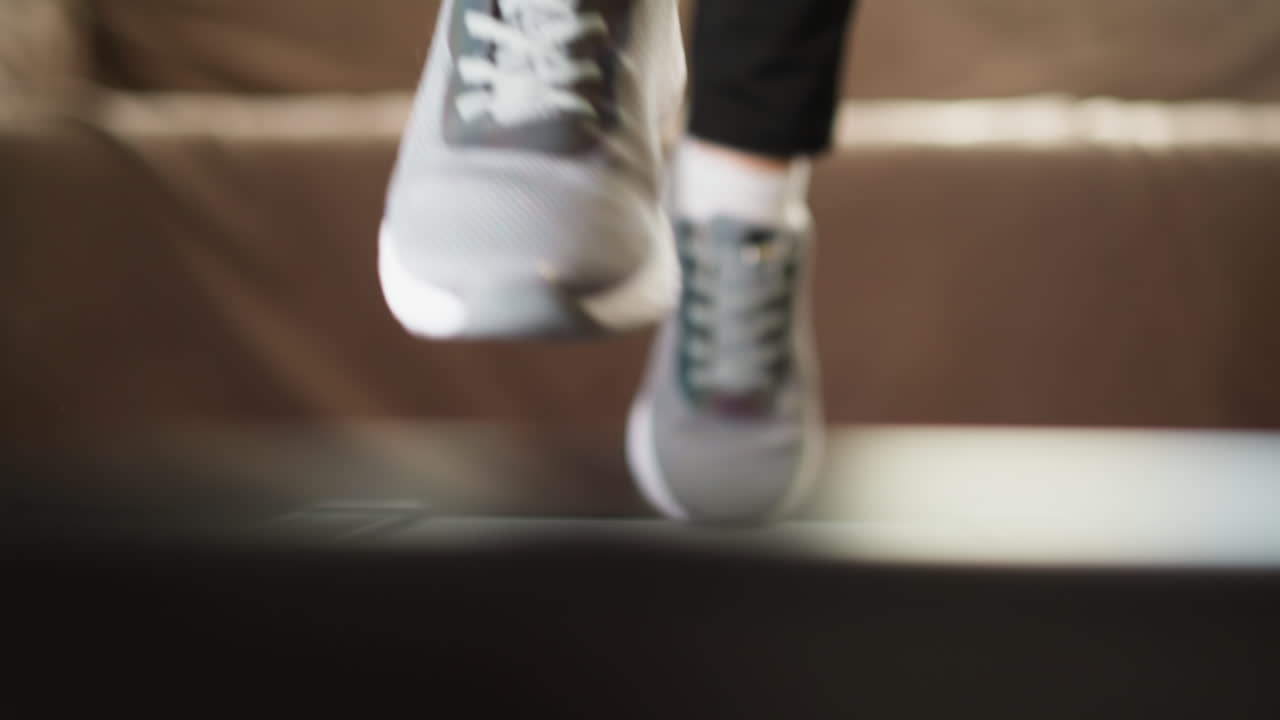 corredor trabaja en la fortaleza con cinta de correr. mujer dinámica mantiene el régimen de fitness en la residencia cámara lenta. mujer se mantiene en forma de cerca