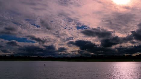 Lapso-De-Tiempo-De-Un-Cielo-Dramático-Al-Atardecer,-Con-Velocidad-Normal-Para-El-Lago