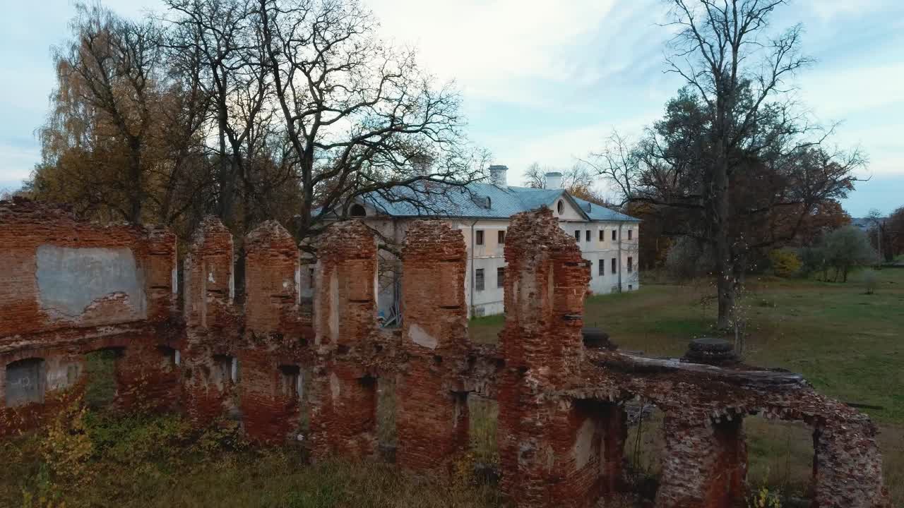 vista aérea de las ruinas de una antigua mansión en otoño dorado