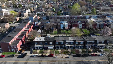 Row-of-houses-in-american-neighborhood-during-sunny-day-in-Spring