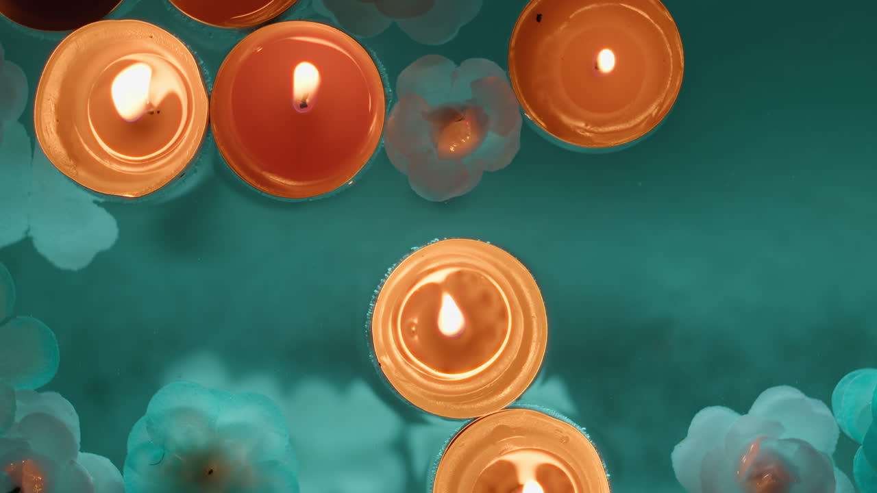 Candele galleggianti nell'acqua per la festa indiana di Diwali
