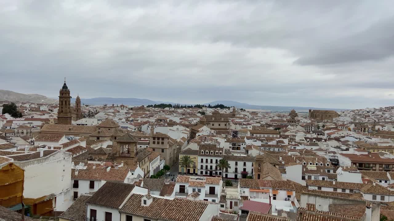vistas aéreas timelapse con drone sobre la ciudad monumental del sur de andalucía en antequera, málaga, vistas de su castillo y zona monumental de dicha ciudad patrimonio de la humanidad