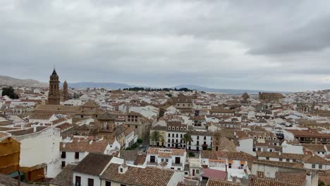 Zeitraffer-Luftaufnahmen-Mit-Drohne-über-Der-Monumentalen-Stadt-Südandalusiens-In-Antequera,-Málaga,-Ansichten-Der-Burg-Und-Des-Monumentalen-Bereichs-Dieser-Weltkulturerbestadt