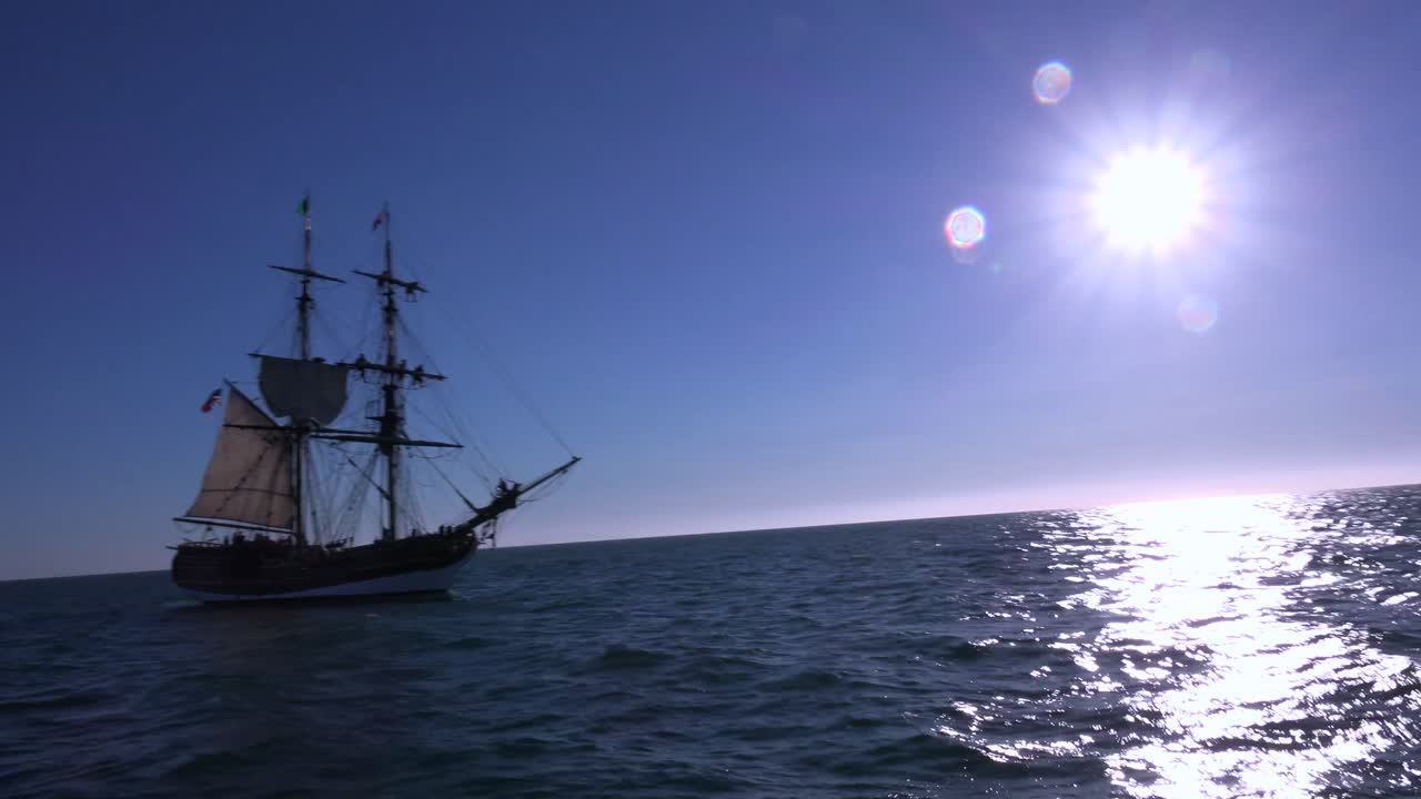 높은 돛대를 단 클리퍼선이 공해를 항해하다 2