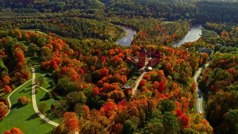 Vista-Aérea-Del-Castillo-De-Turaida,-Bosque-Denso-Y-Río-Gauja-En-Otoño-En-Vidzeme,-Letonia