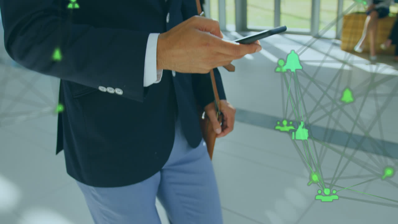 animación del procesamiento de datos sobre un hombre de negocios biracial que usa un teléfono inteligente