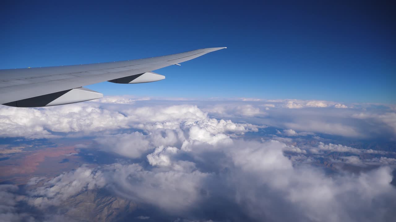 vista de la ventana del avión al atardecer amanecer
