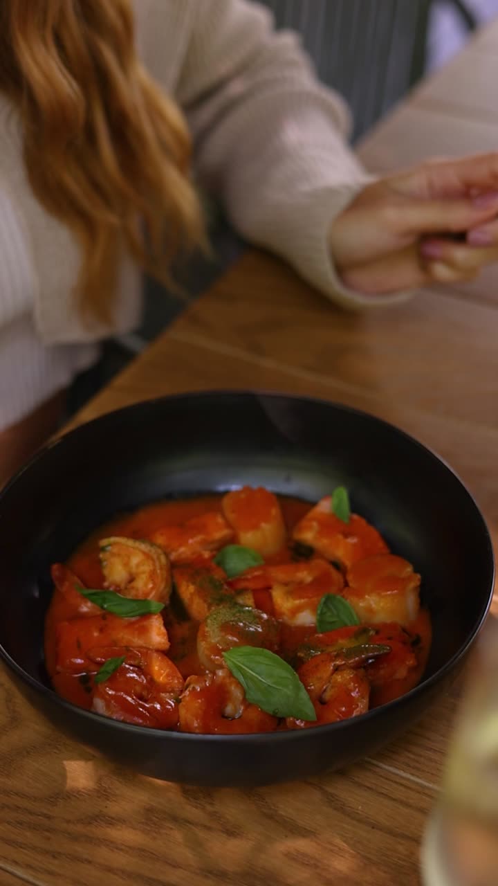 un delicioso plato de pasta de mariscos