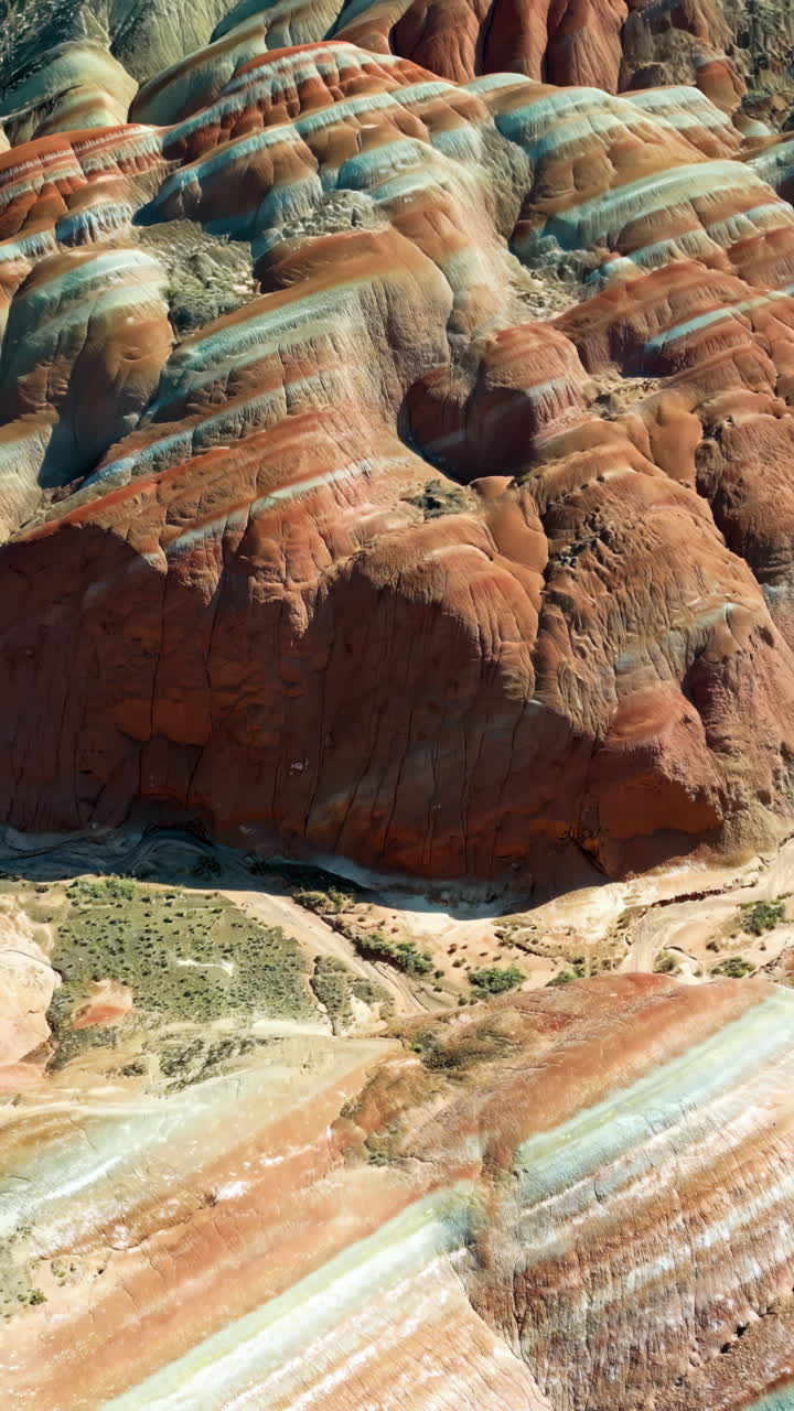 Drönarvy från luften över eroderade sandstensryggar i Zhangye Danxia National Geopark, Gansu, Kina. Vertikal