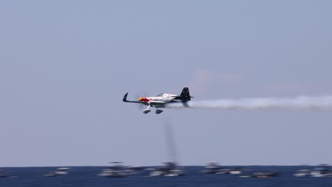 dos aviones coloridos volando con rastros de humo