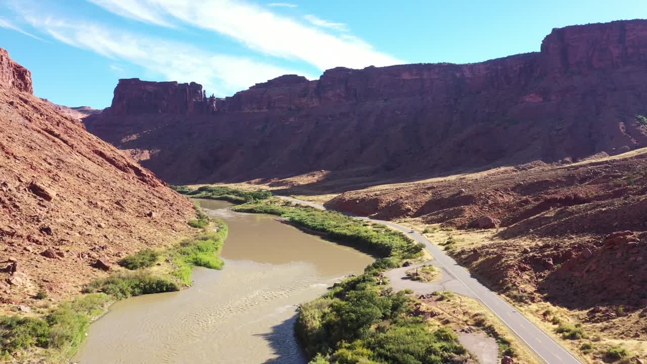 lento paso aéreo del río colorado en utah adyacente a la carretera 128 cerca de moab utah con campings