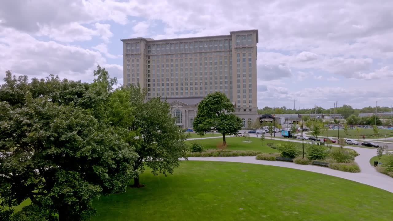 Estação Central de Michigan em Detroit, Michigan, com vídeo de drone subindo em close-up.
