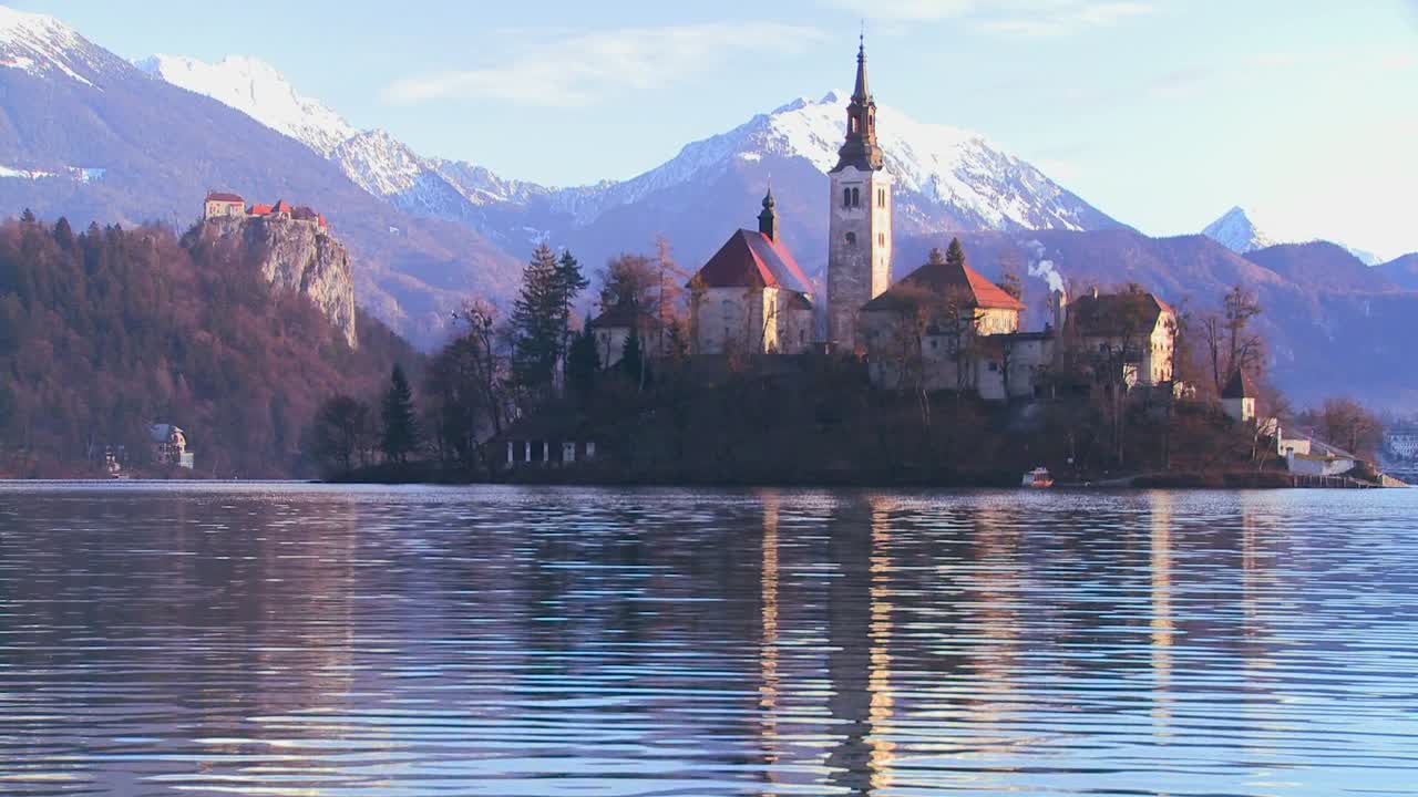 슬로베니아 블레드 호수의 작은 섬에 교회가 서 있다 3