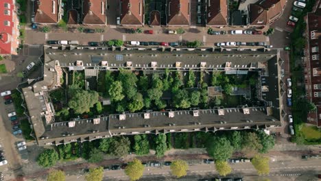 Aerial-view-of-Amsterdam-Noord's-residential-area,-showcasing-the-1930s-housing-block-along-Meeuwenlaan