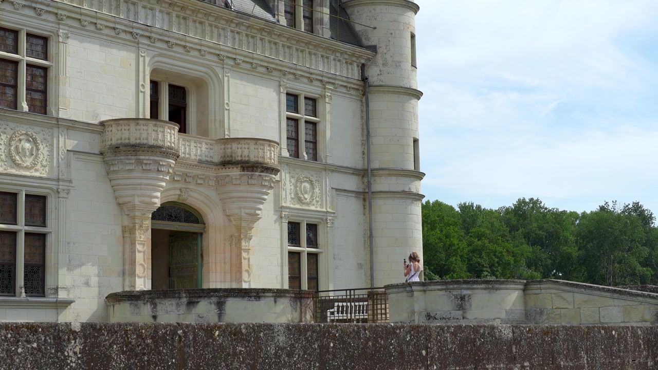 Viaggiatrice che filma la facciata rinascimentale del Castello di Chenonceau mentre si trova sulla terrazza del castello nella Valle della Loira, Francia