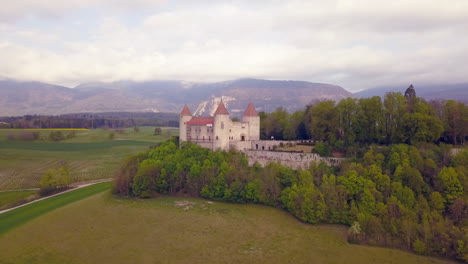 Vista-Panorámica-Aérea-Del-Castillo-De-Champvent-En-Un-Día-Nublado,-Suiza