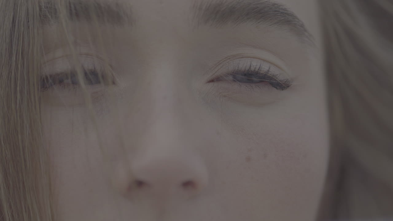 primer plano de la cara de una mujer joven