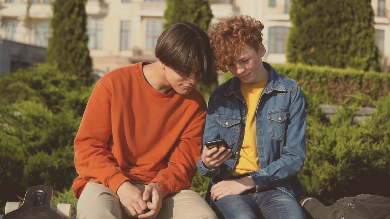 два друга-подростка 2