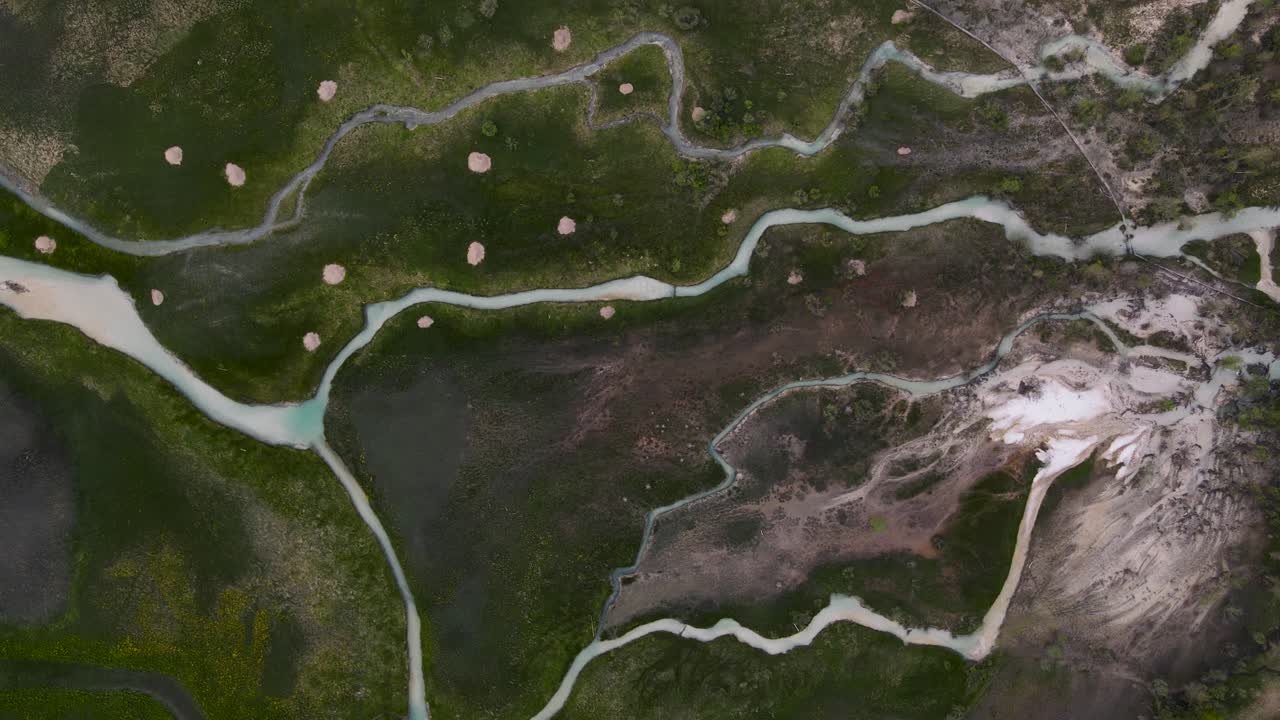 이탈리아 알프스의 돌로미티에 있는 경치 좋은 호수 디 브라이에스 상공을 비행하는 드론 공중