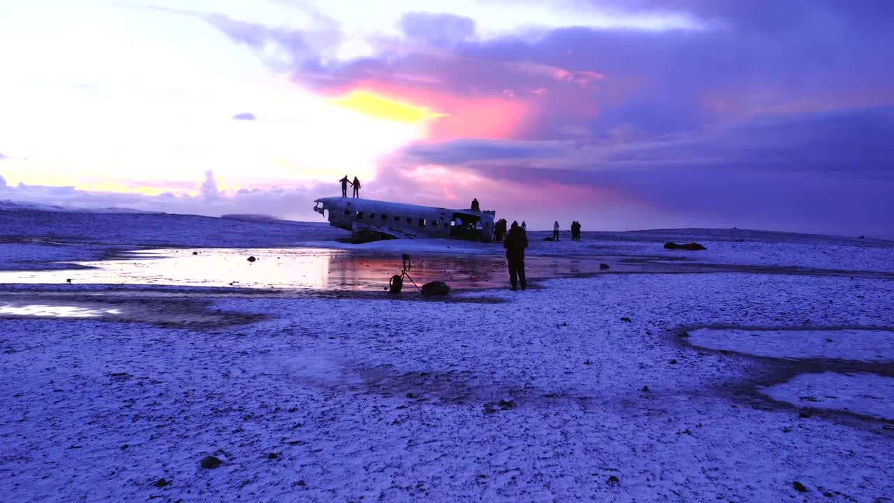 Gün Batımında Siyah Kumlu Plajda Uçak Enkazı