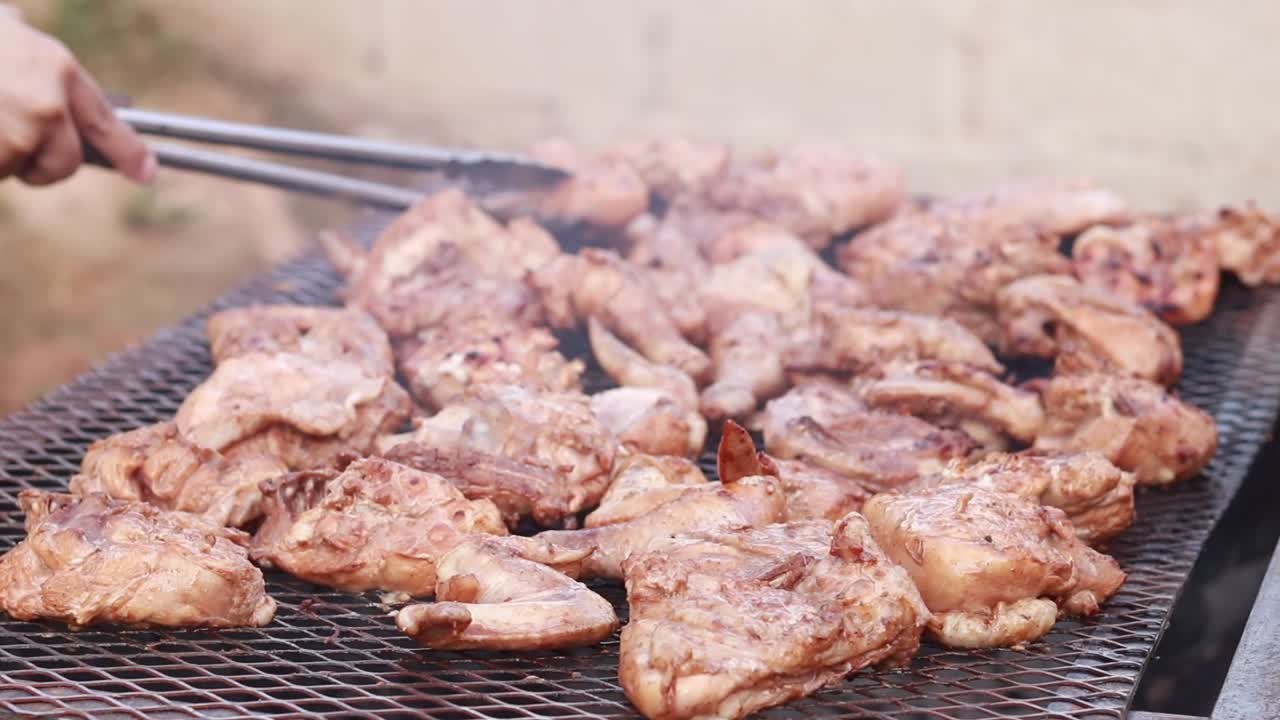 pollo a la parrilla ardiendo en una parrilla caliente, infundido con sabores de barbacoa ahumados e irresistibles marcas de carbón, perfecto para una fiesta de barbacoa de verano