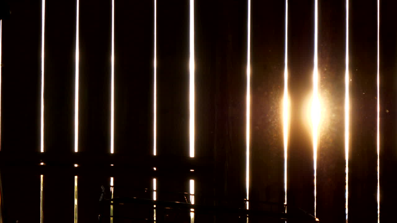 농촌 지역의 헛간 벽 틈으로 햇빛이 비친다