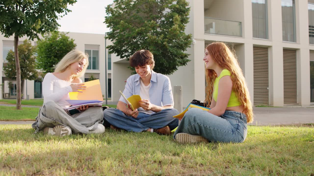 Studenter som studerer sammen på campus
