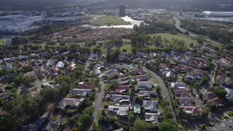 Casas-Suburbanas-En-Mudgeeraba-Creek-Cerca-Del-Centro-De-La-Ciudad-De-Robina-En-Gold-Coast,-Queensland